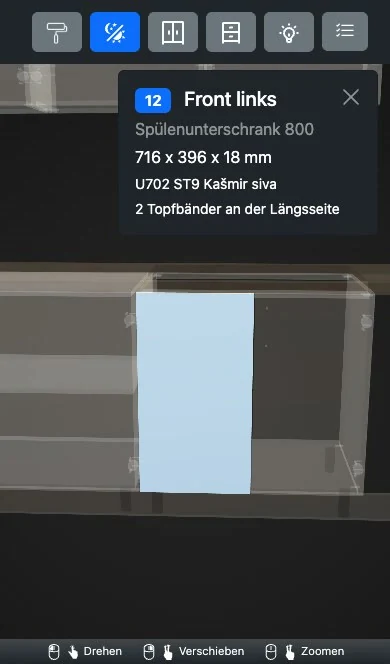 Die Web-Vorschau auf dem Handy: die linke Tür des Spülenunterschranks blau hervorgehoben, die übrigen Schränke durchsichtig, die Teilekarte 12 Front links, Spülenunterschrank 800, 716 x 396 x 18 mm, U702 ST9 Kašmir siva, 2 Topfbänder an der Längsseite